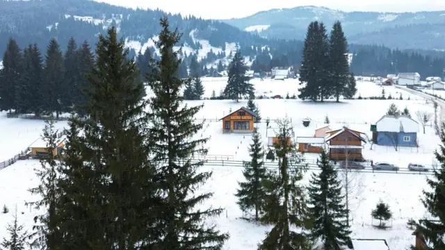 Panoramă de iarnă spre dealurile din Dorna Arini